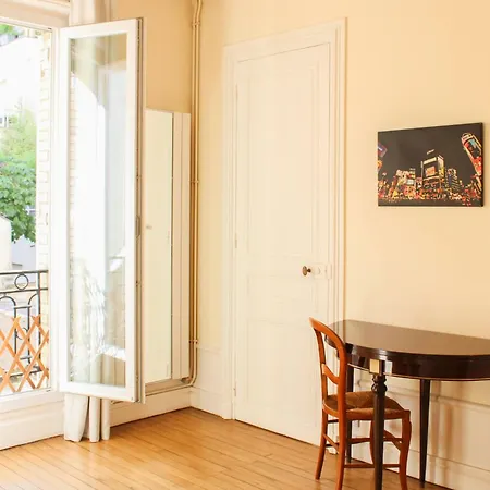 Spacious In The Heart Of Les Batignolles Apartment *